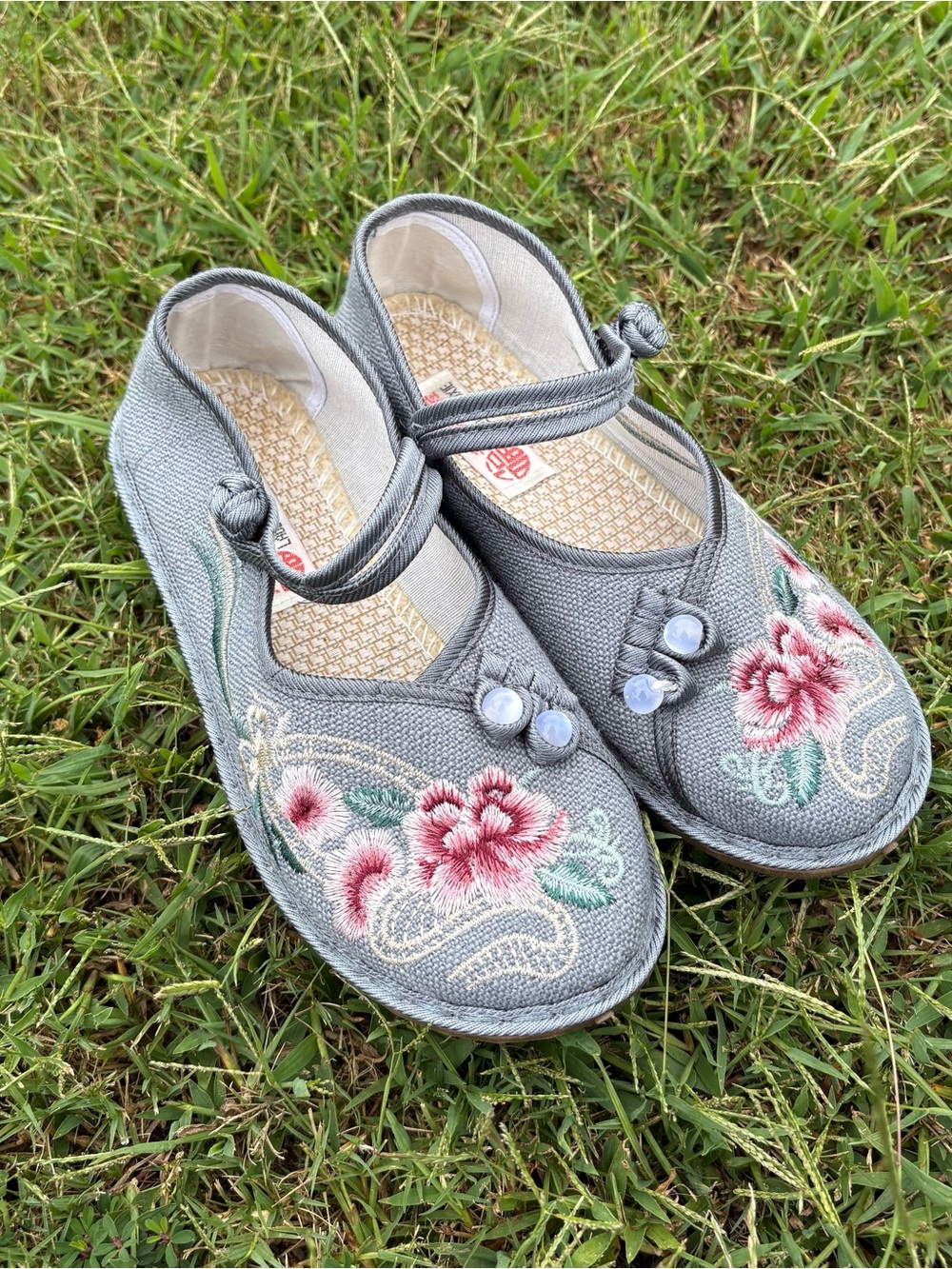 Embroidered Gray Mary Jane Flats with Pink Floral Accent
0606